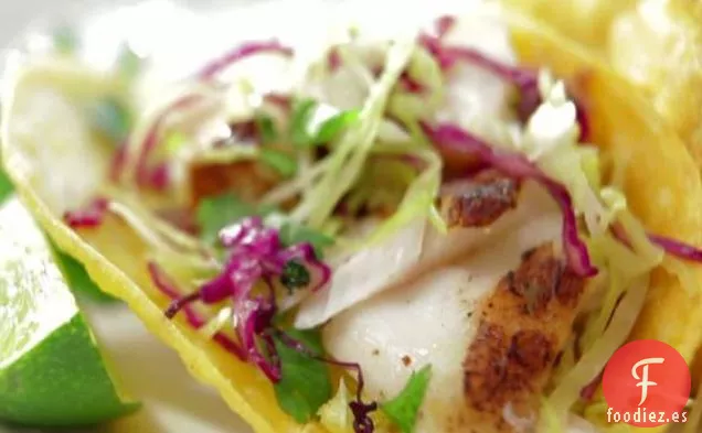 Tacos de Pescado a la Parrilla con Salsa Vera Cruz