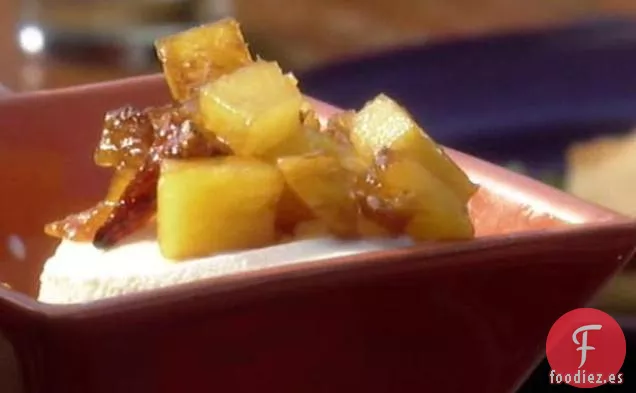 Piña Asada al Ron y Pacanas Azucaradas con Helado de Vainilla