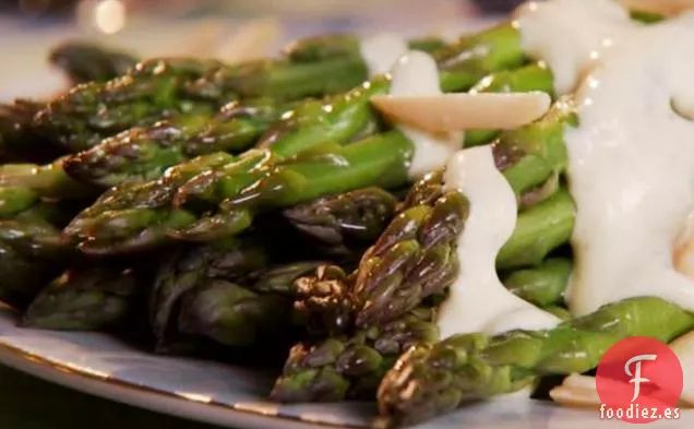 Espárragos con Salsa Cremosa de Mostaza