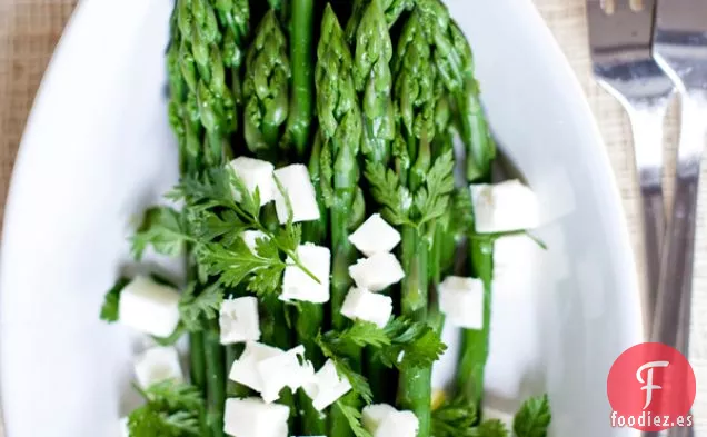 Espárragos Con Queso Feta Y Perifollo