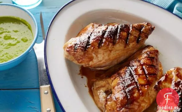 Pollo Glaseado con Miel a la Parrilla con Guisantes Verdes y Salsa de Menta