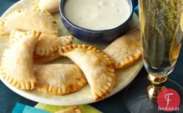 Empanadas de Pollo Búfalo con Salsa de Queso Azul