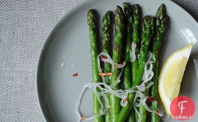 Espárragos Con Chalotes, Chiles Y Limón