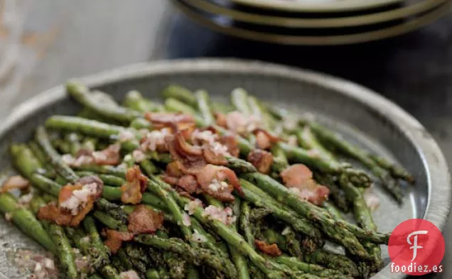 Primavera Asando Espárragos A La Parrilla Con Vinagreta De Tocino Re