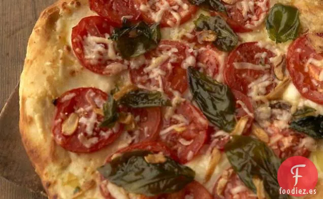 Pizza con Tomates Frescos y Albahaca