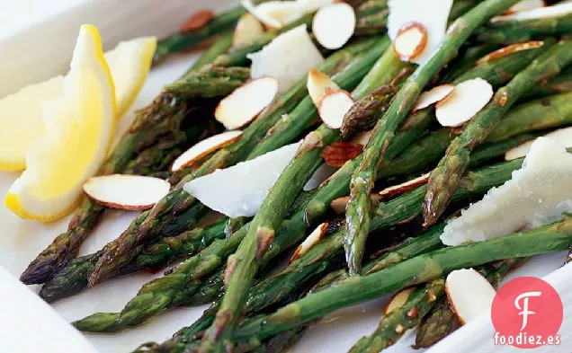 Espárragos Asados con Almendras y Asiago