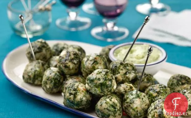 Albóndigas de Pollo Spanikopita con Salsa Picante de Pepino y Yogur