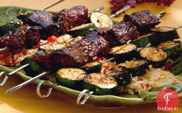 Brochetas de Ternera Asiática a la Parrilla sobre Arroz