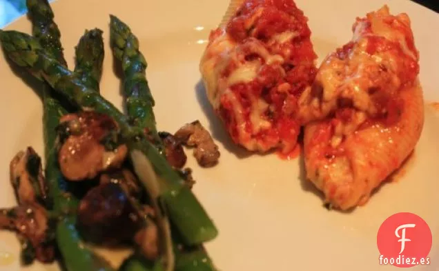 Espárragos Con Mezcla De Champiñones Y Queso Parmesano Fresco