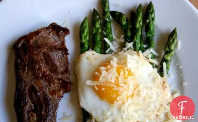 Brunch de los domingos: Carne, Huevos y Espárragos Soleados