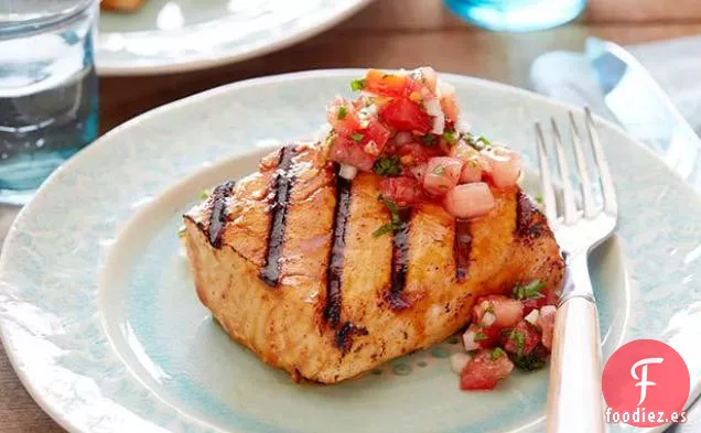 Salmón a la Parrilla con Glaseado de Vinagre de Jerez y Miel y Condimento Picante de Tomate