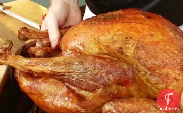 Pavo Entero a la Parrilla Glaseado con Salvia y Manzana con Manzanas a la Parrilla