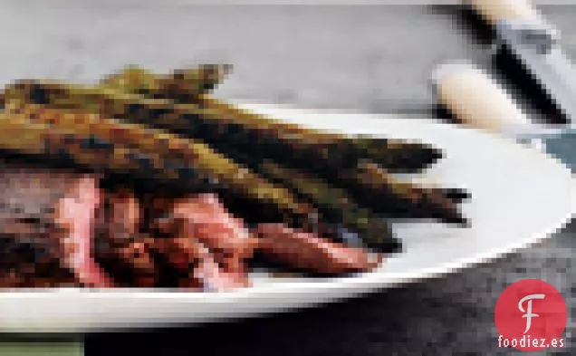 Bistec Glaseado a la Parrilla y Espárragos