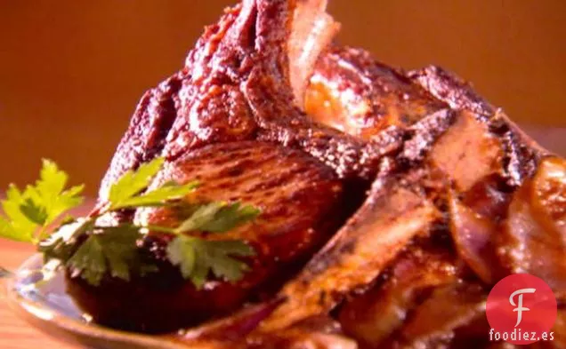 Chuletas de Cerdo Marinadas con Mostaza de Corte Grueso y Cebollas Rojas Caramelizadas