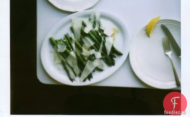 Espárragos Asados Con Crema De Nuez Y Pecorino