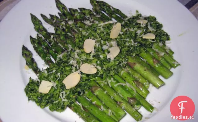 Pesto De Perejil Sobre Espárragos
