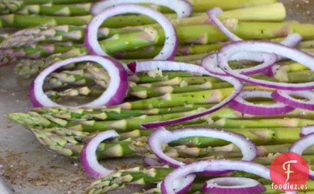Espárragos Con Ajo Asado, Aceite De Oliva Y Cebolla Roja
