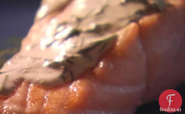 Salmón Escalfado de Papá con Salsa de Pepino