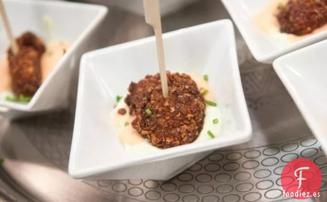 Paletas de Pollo con Costra de Hojuelas de Maíz Kellogg's® con Mermelada de Tomate Dulce y Aguacate