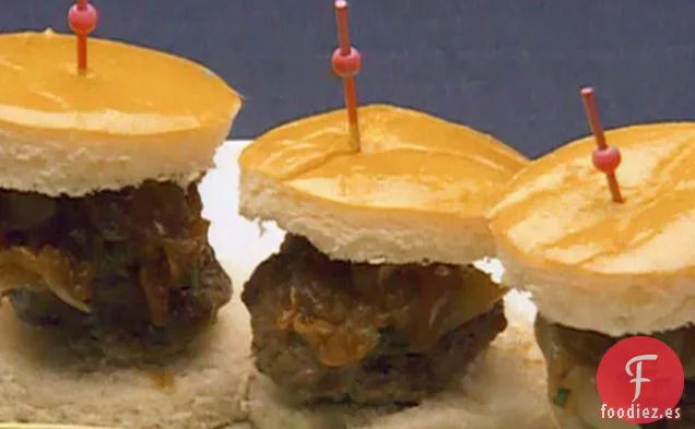 Mini Hamburguesas de Queso Kobe Bleu con Cebolla Cipollini en Reducción Balsámica