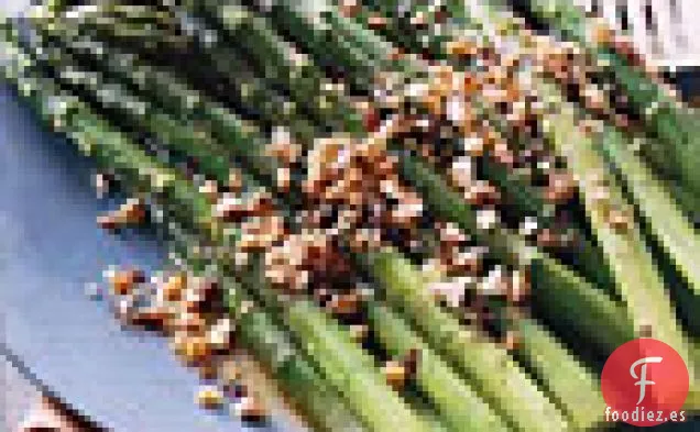 Espárragos Con Aderezo De Naranja Y Avellanas Tostadas