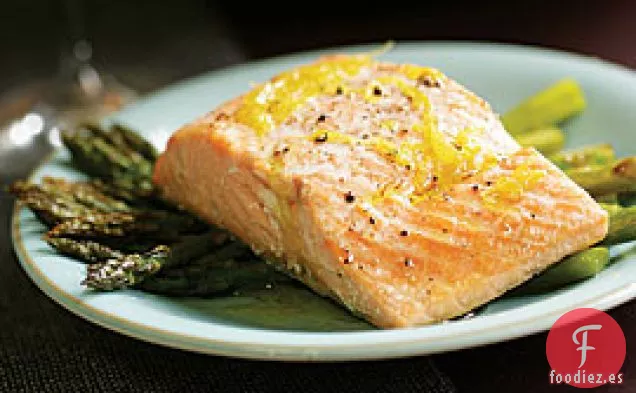 Salmón Asado Y Espárragos Con Aceite De Limón