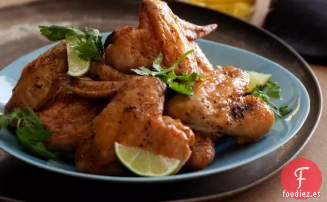 Alitas de Pollo Crujientes con Mantequilla de Chile y Lima