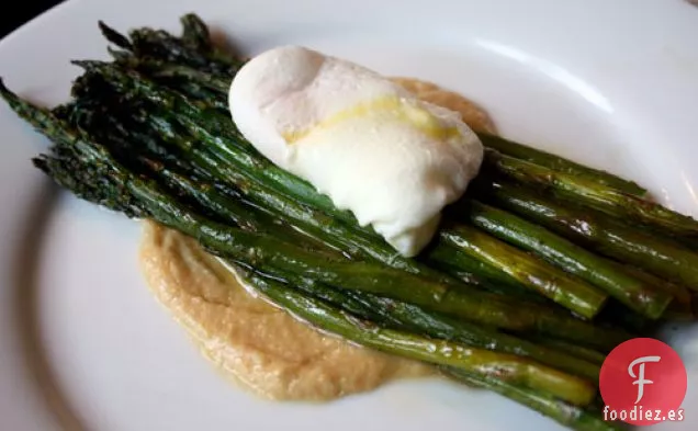 Cena de esta Noche: Espárragos Asados con Huevos Escalfados y Mantequilla de Miso
