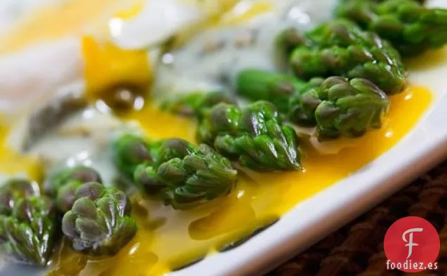Espárragos con Huevo Escalfado en Salsa Avgolemono de Eneldo y Alcaparras