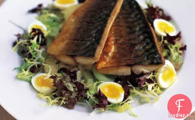 Caballa Con Ensalada De Patata y Pepino