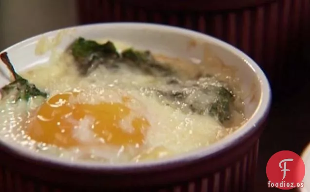 Huevos Horneados con Tocino Canadiense, Espinacas y Queso Cheddar Añejo