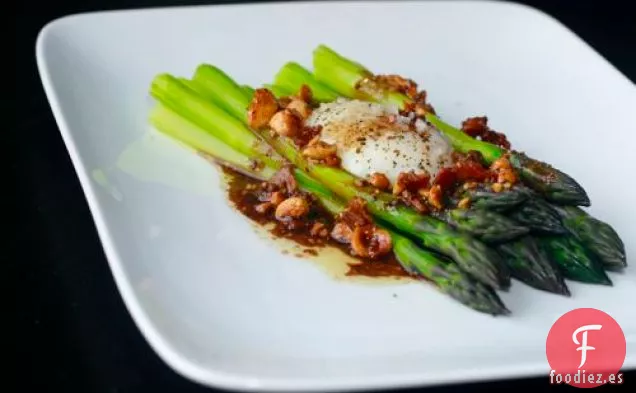 Espárragos Con Vinagreta De Tocino Y avellana Y Huevo Cocido A Fuego Lento