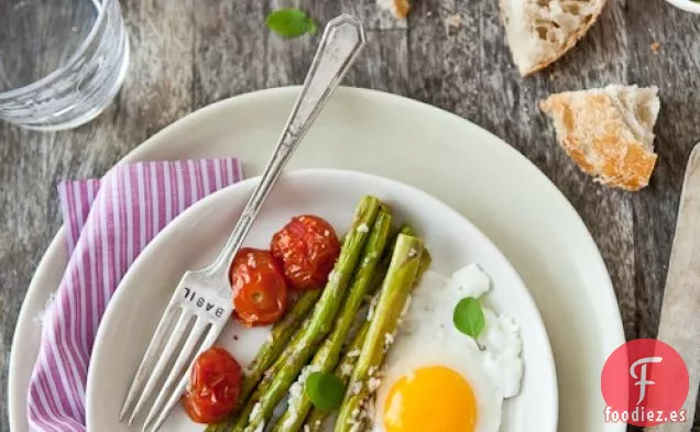 Espárragos Asados A Parmesano, Tomates Y Huevos