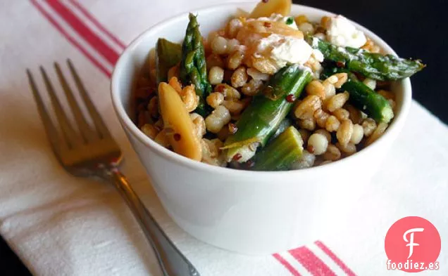 Ensalada De Grano De Limón Meyer Con Espárragos, Almendras Y Queso De Cabra