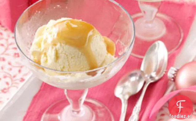 Helado de Ponche de Huevo con Salsa de Ron con Mantequilla Caliente