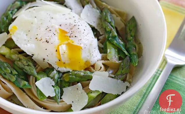 Espárragos Y Huevos Escalfados Sobre Pasta
