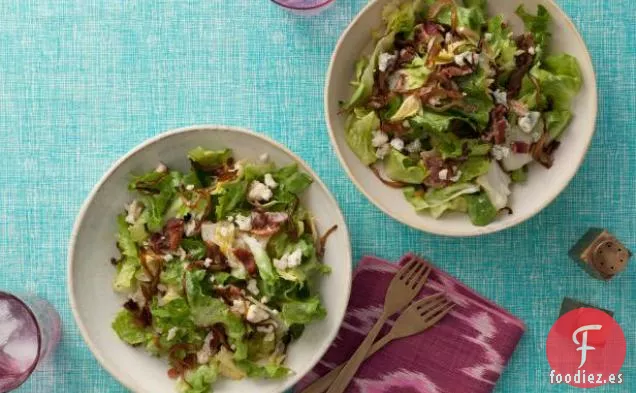 Ensalada de Escarola con Tocino, Cebolla Caramelizada y Vinagreta de Queso Azul