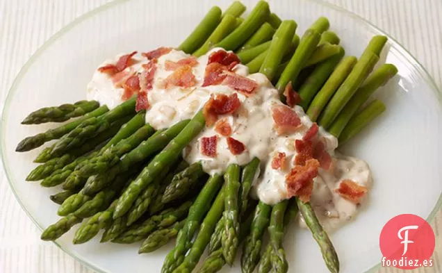 Espárragos y Tocino con Aderezo Ranch de Cebolla
