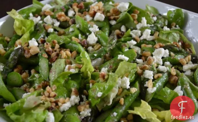 Ensalada De Espárragos Con Queso Feta, Nueces Y Vinagreta De Menta
