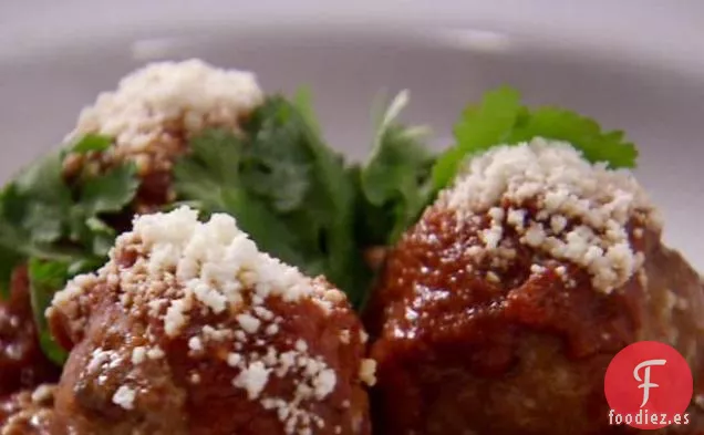 Albóndigas Mexicanas con Salsa de Tomate y Chile Rojo y Queso Fresco