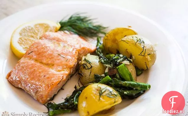 Salmón Asado Al Horno, Espárragos Y Patatas Nuevas