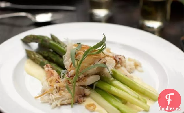 Ensalada De Cangrejo Dungeness Y Espárragos De La Costa Oeste Con Huevo De Limón