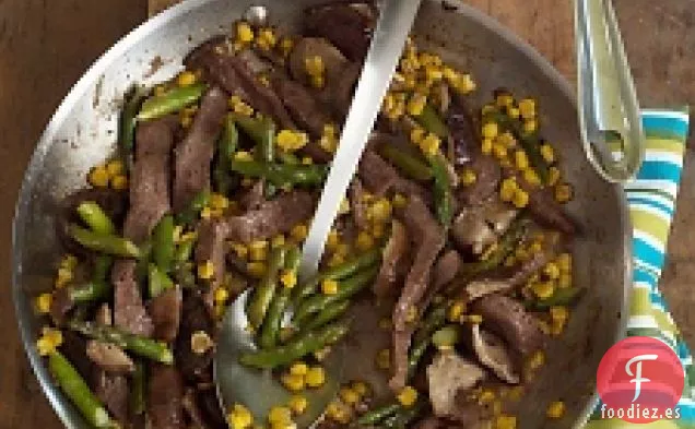 Ternera Salteada Con Espárragos Y Maíz
