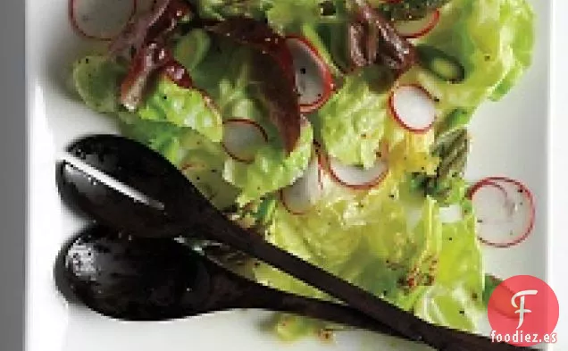 Ensalada Bibb Con Rábanos Y Espárragos