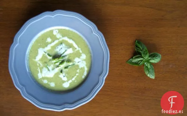 Sopa De Espárragos Con Crema De Albahaca
