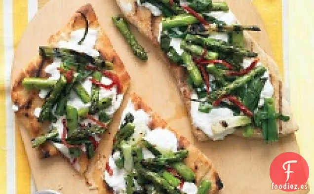 Pizzas A La Parrilla Con Espárragos Y Tomates Secados Al Sol