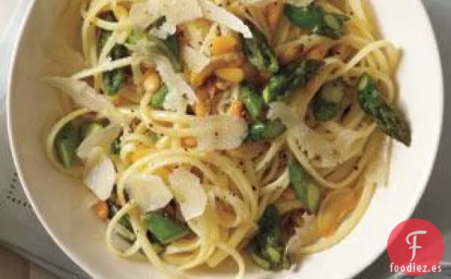 Linguini Con Espárragos Y Piñones