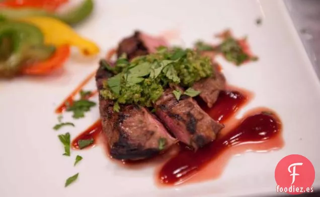Filete de Percha a la Parrilla con Verduras Ahumadas, Salsa Barbacoa y Chimichurri del Suroeste