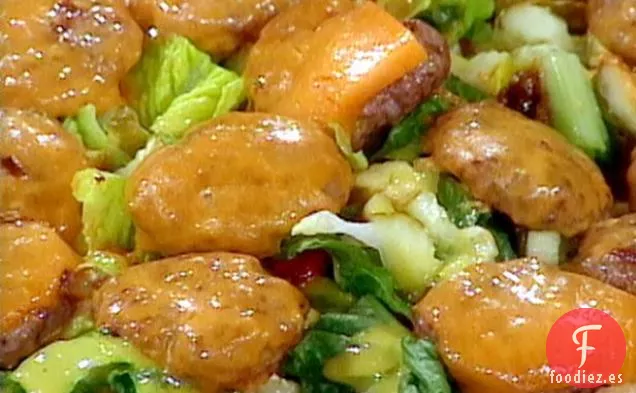 Mini Ensalada de Hamburguesa con Queso y Vinagreta de Mostaza Amarilla