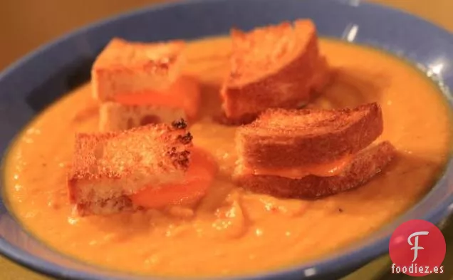 Sopa de Verduras de Raíz Asadas con Crutones de Queso a la Parrilla